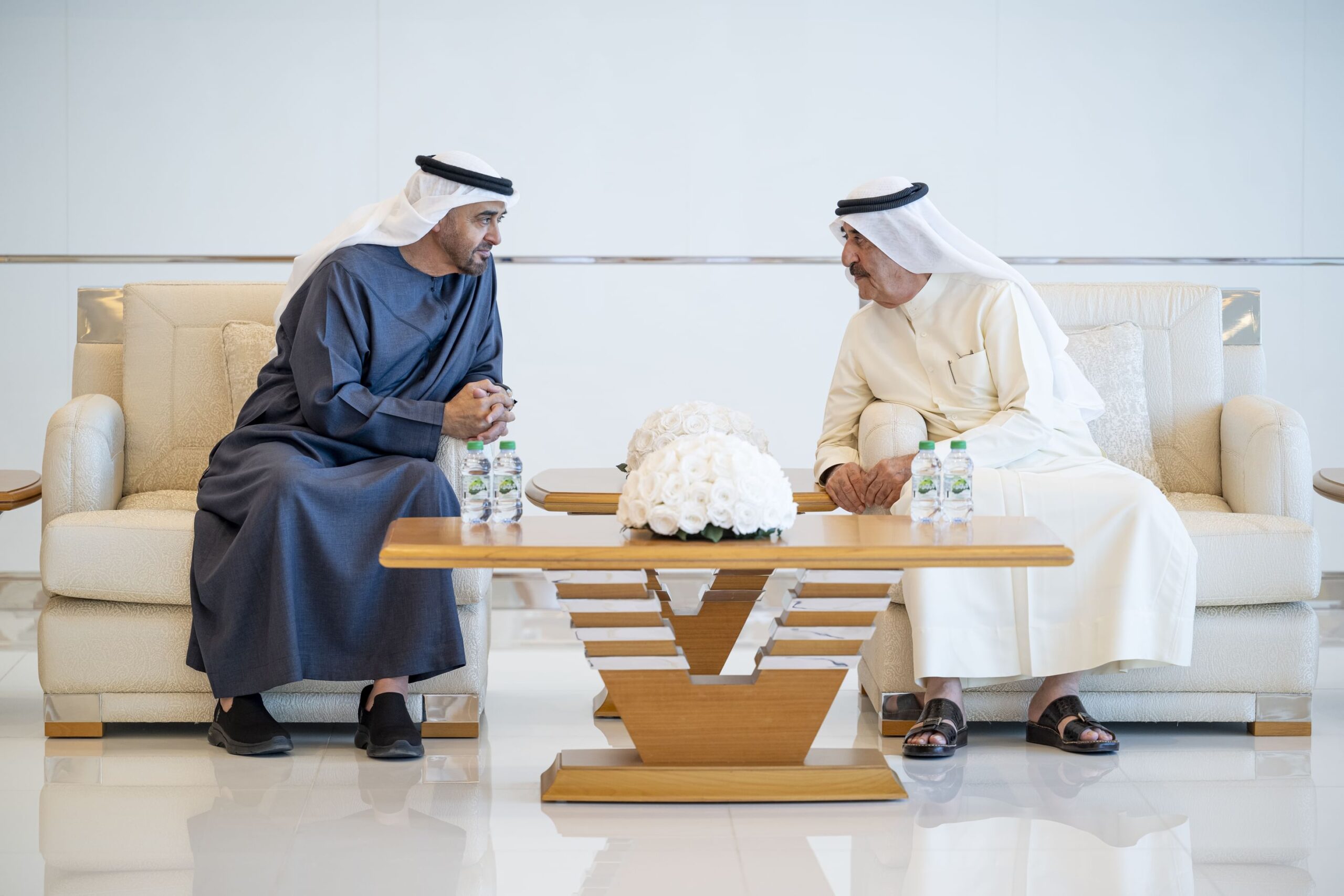 رئيس الدولة يقدم واجب العزاء إلى حاكم أم القيوين في وفاة والدته