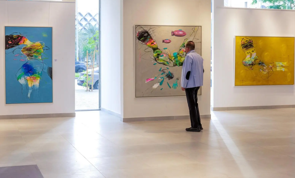 لوحات تعبيرية تُجسّد مفاهيم الهوية والذاكرة في “أسبوع فنّ الرياض”