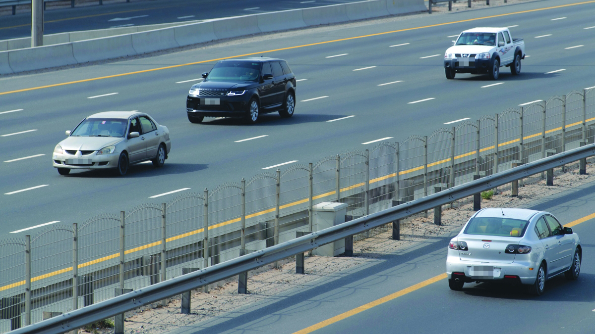 سائقون يطالبون بتشديد عقوبة «البطء» على الطرق السريعة