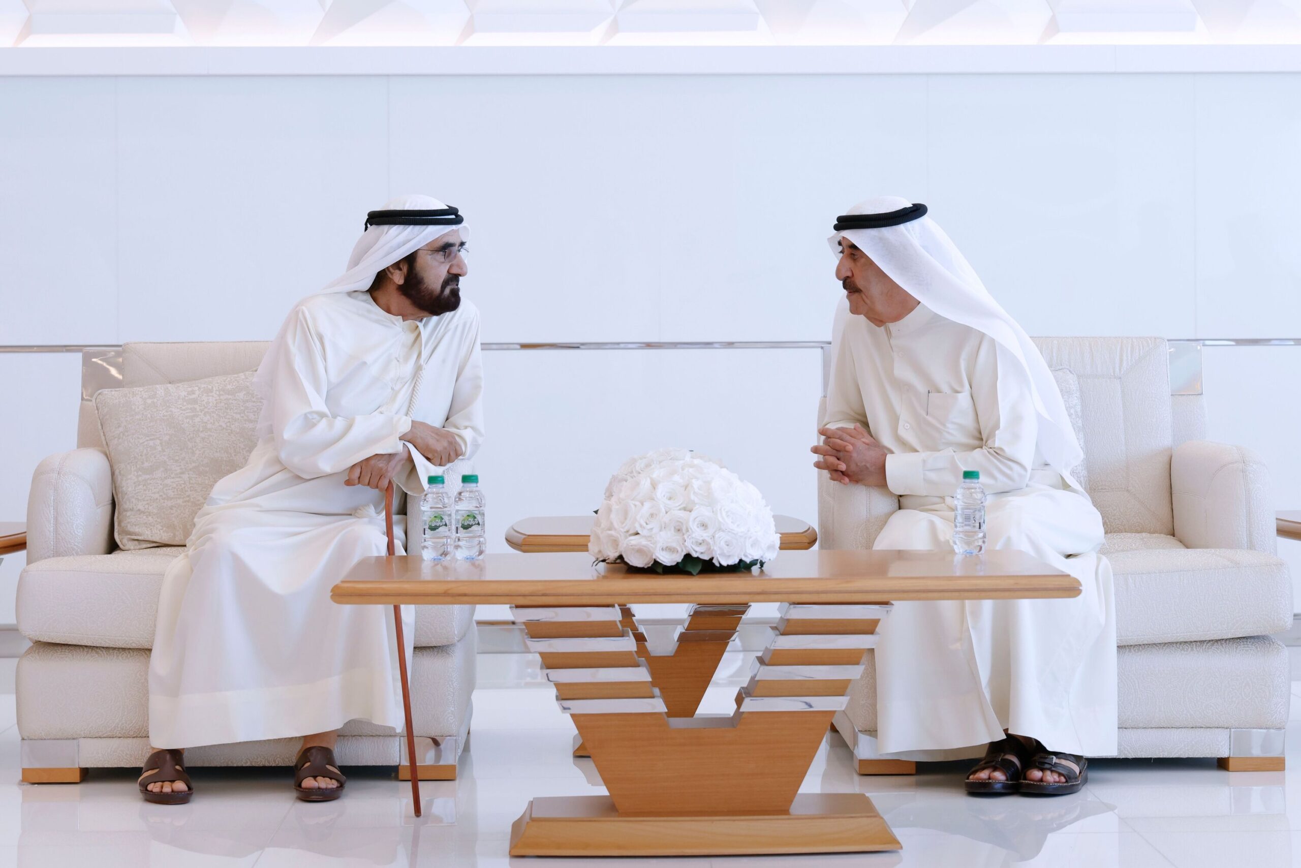 محمد بن راشد يعزي سعود المعلا في وفاة الشيخة حصة بنت حميد بن عبدالرحمن الشامسي