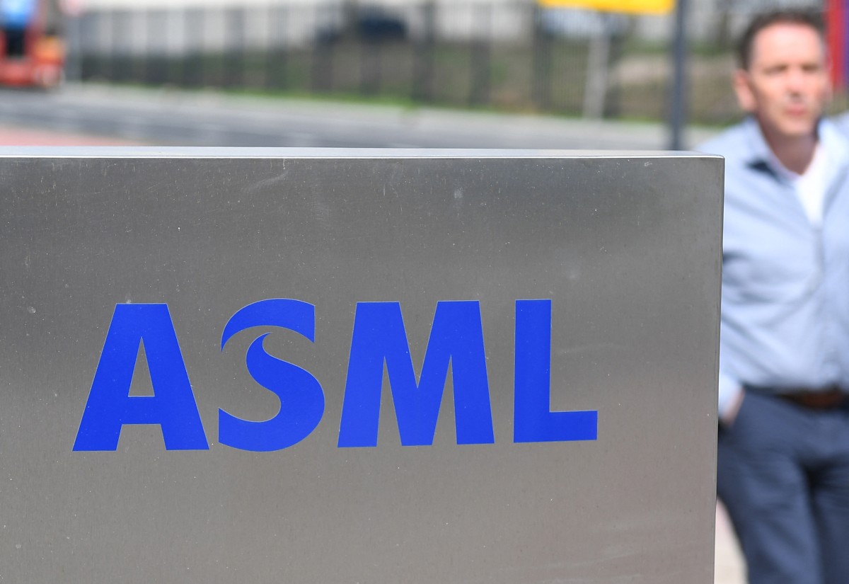 بسبب التعرفات الجمركية.. توقعات ضبابية لشركة “ASML” لتصنيع الرقائق خلال عامي 2025 و2026