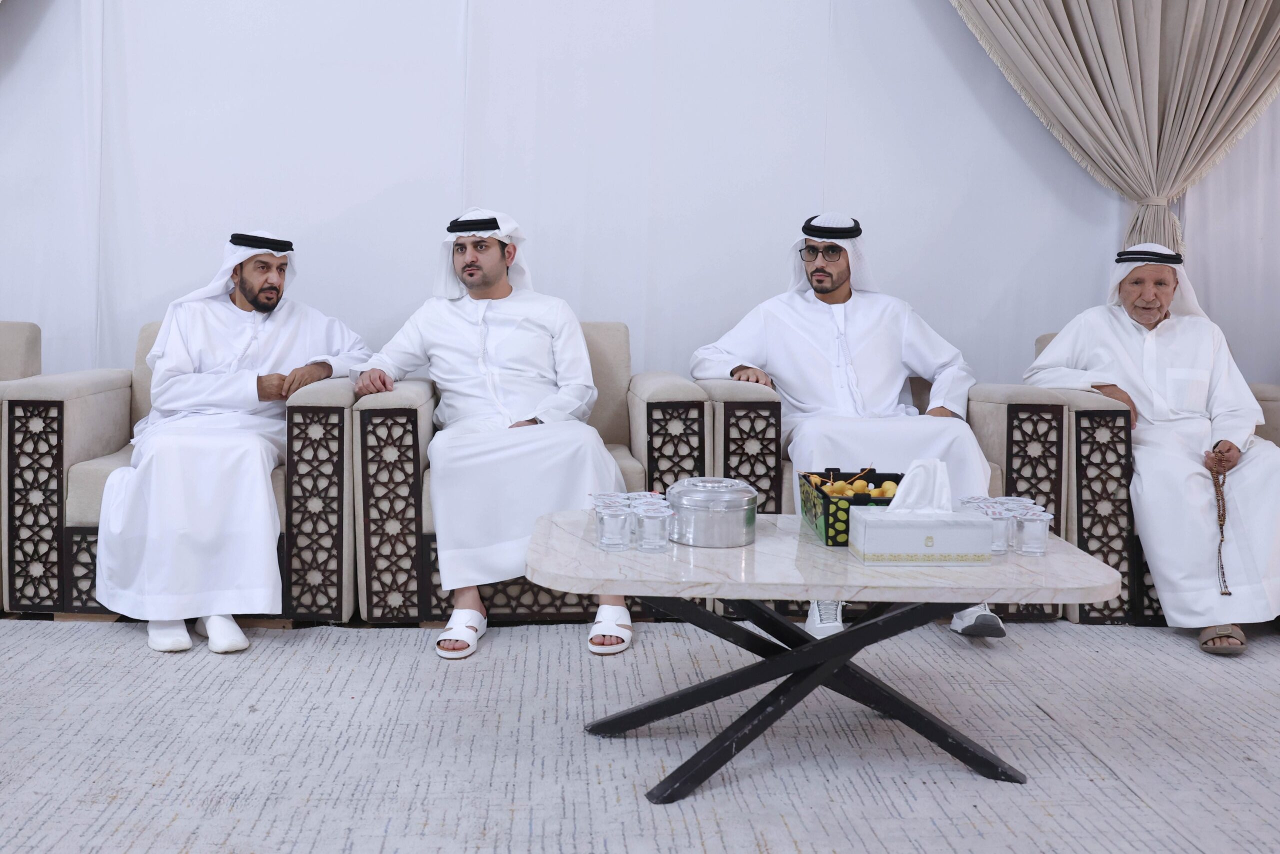 مكتوم بن محمد يقدّم واجب العزاء في وفاة عوشه بنت مكتوم