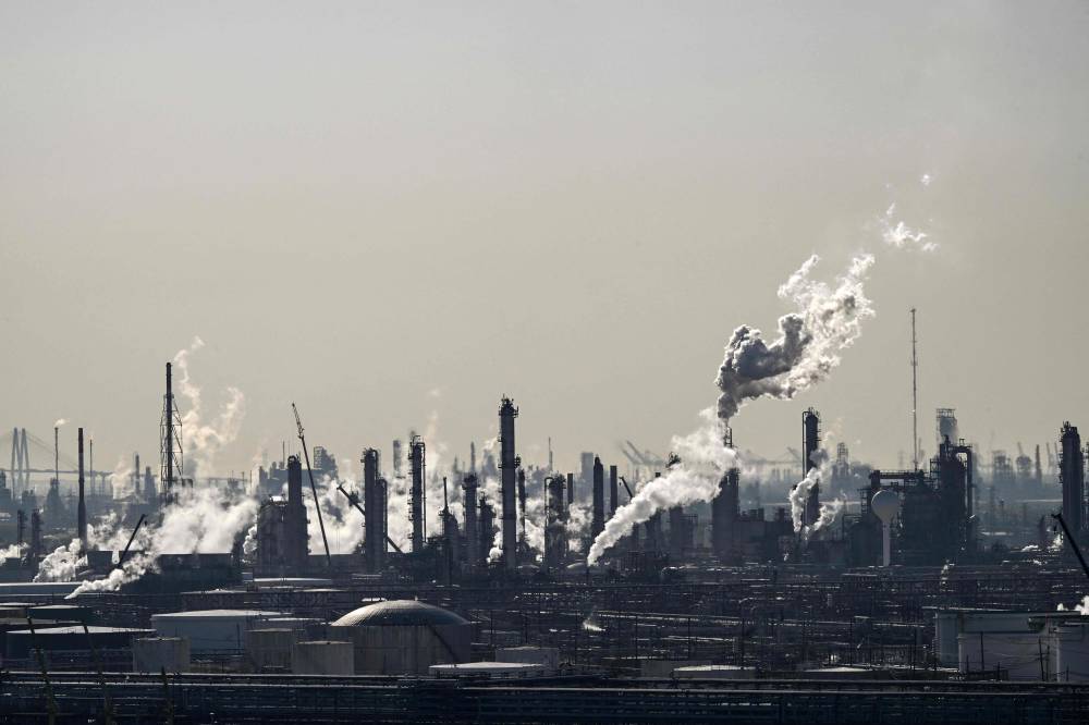 النفط يقفز بأكثر من 2% وسط قيود محتملة على الخام الإيراني