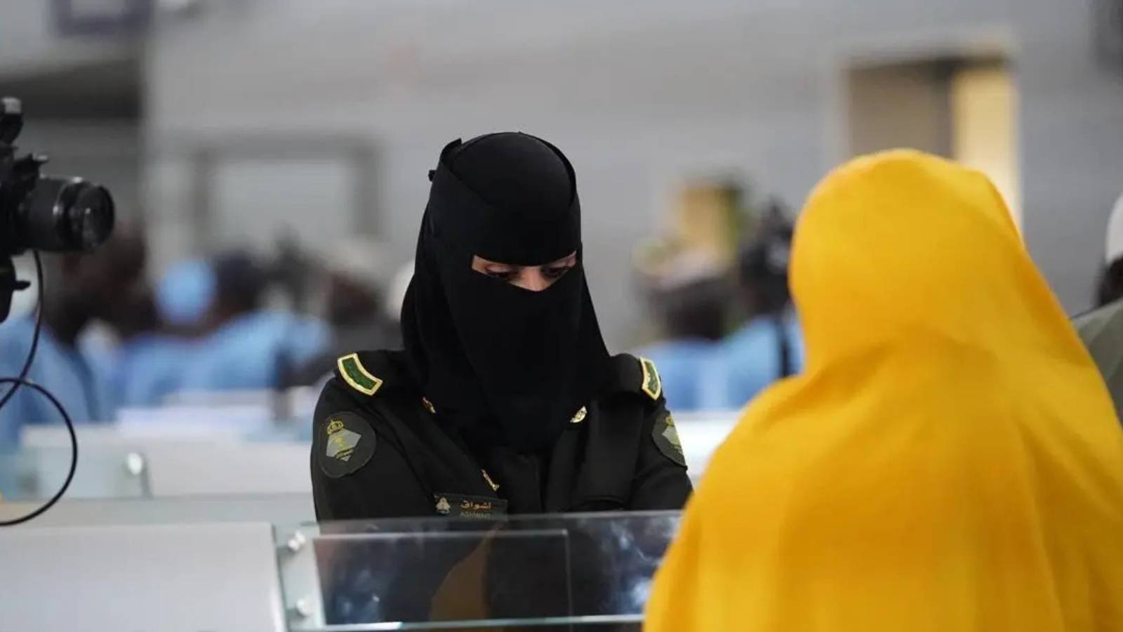 غرامة 50 ألف ريال وترحيل للوافد الذي يتأخر عن المغادرة عقب انتهاء