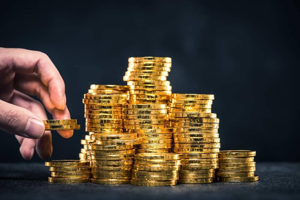 الذهب لمعانه يسطع على إثر مخاوف رسوم ترامب وتراجع الدولار