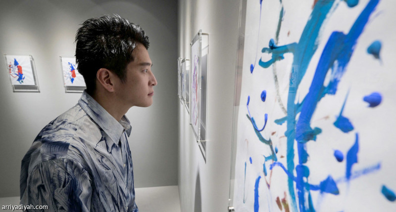 عمرها عامان.. طفلة تخطف الأنظار بالريشة