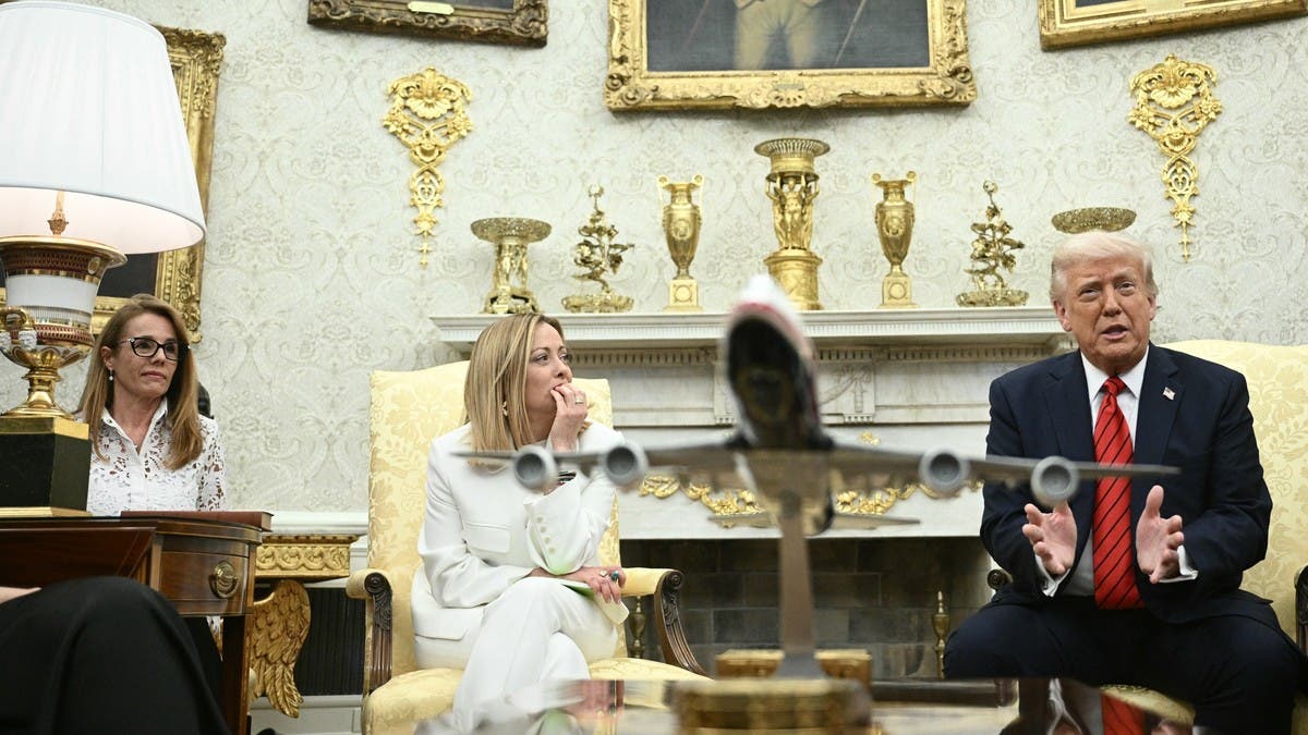 ترامب والبيت الأبيض أربكاها.. مترجمة ميلوني تعتذر عن تلعثمها