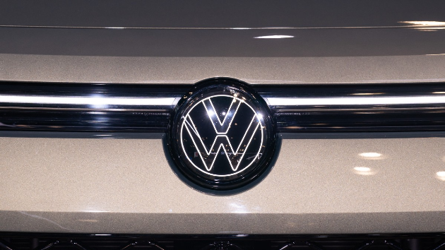 فولكسفاغن تتجاوز تسلا وتستولي على عرش السيارات الكهربائية في أوروبا