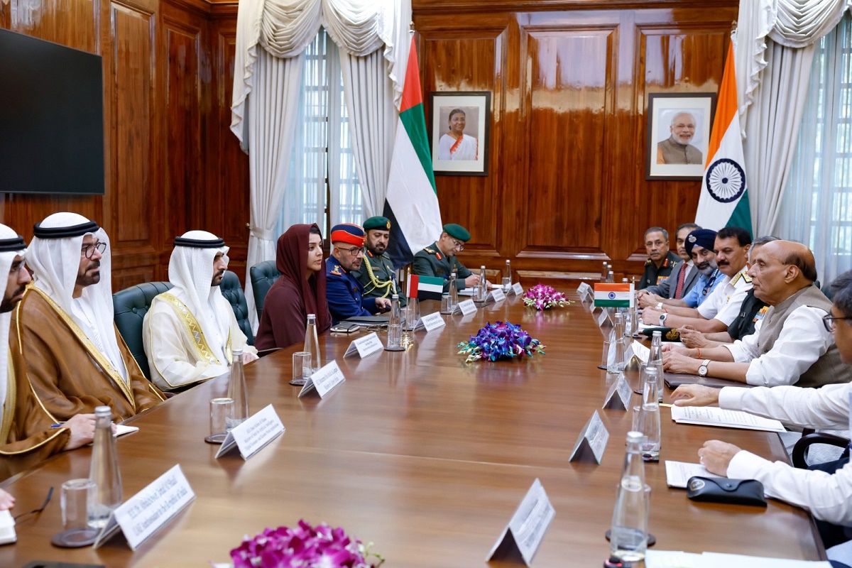 حمدان بن محمد يبحث مع وزير الدفاع الهندي تعزيز التعاون وتبادل الخبرات في المجالات الدفاعية