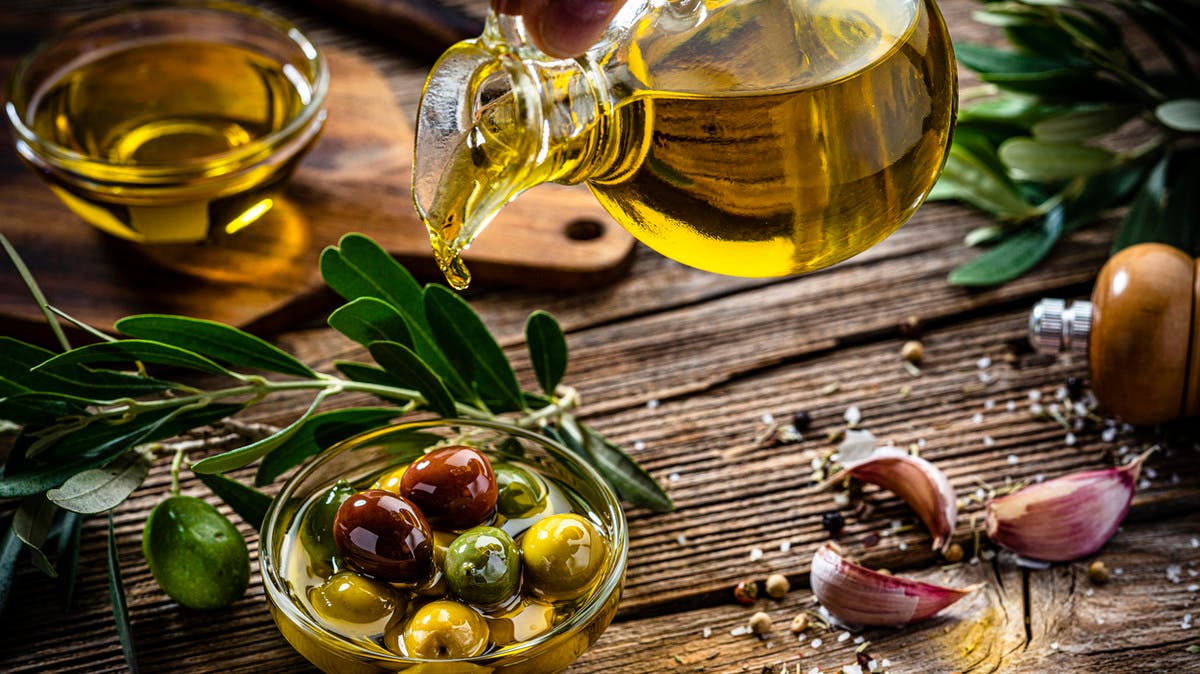سؤال يتكرر ويقلق الكثيرين.. هل زيت الزيتون آمن للطهي؟
