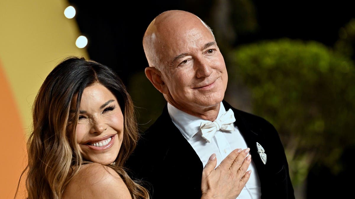 الأولى لرحلة نسائية منذ 1963.. كاتي بيري وخطيبة بيزوس تحلقان لحافة الفضاء