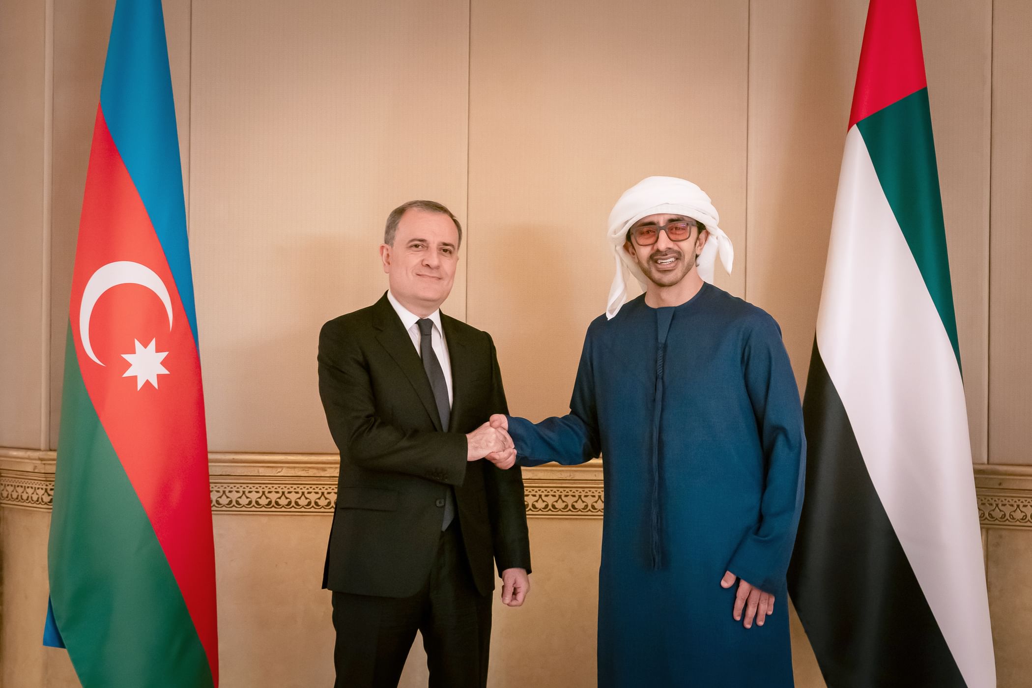 عبدالله بن زايد يبحث ووزير خارجية أذربيجان تعزيز العلاقات الثنائية بين البلدين