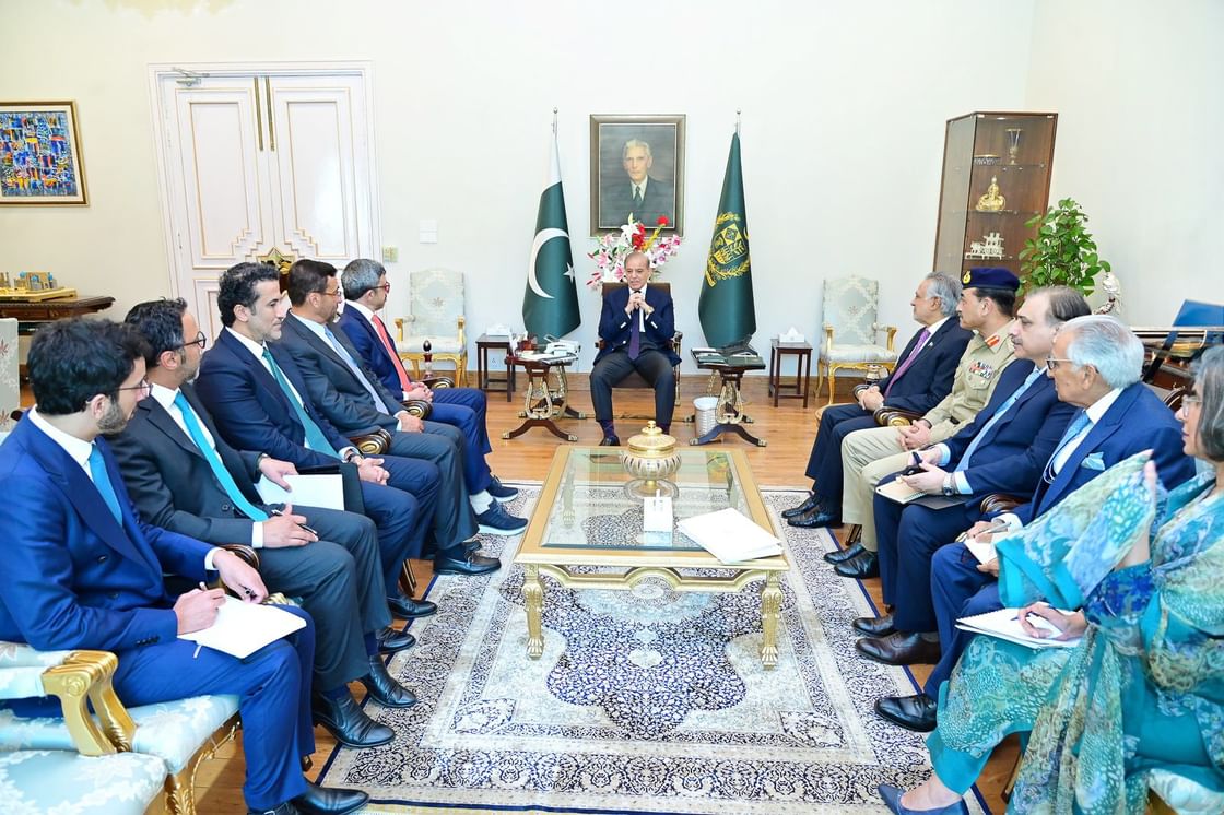 عبدالله بن زايد يبحث ورئيس وزراء باكستان تعزيز مسارات التعاون الثنائي