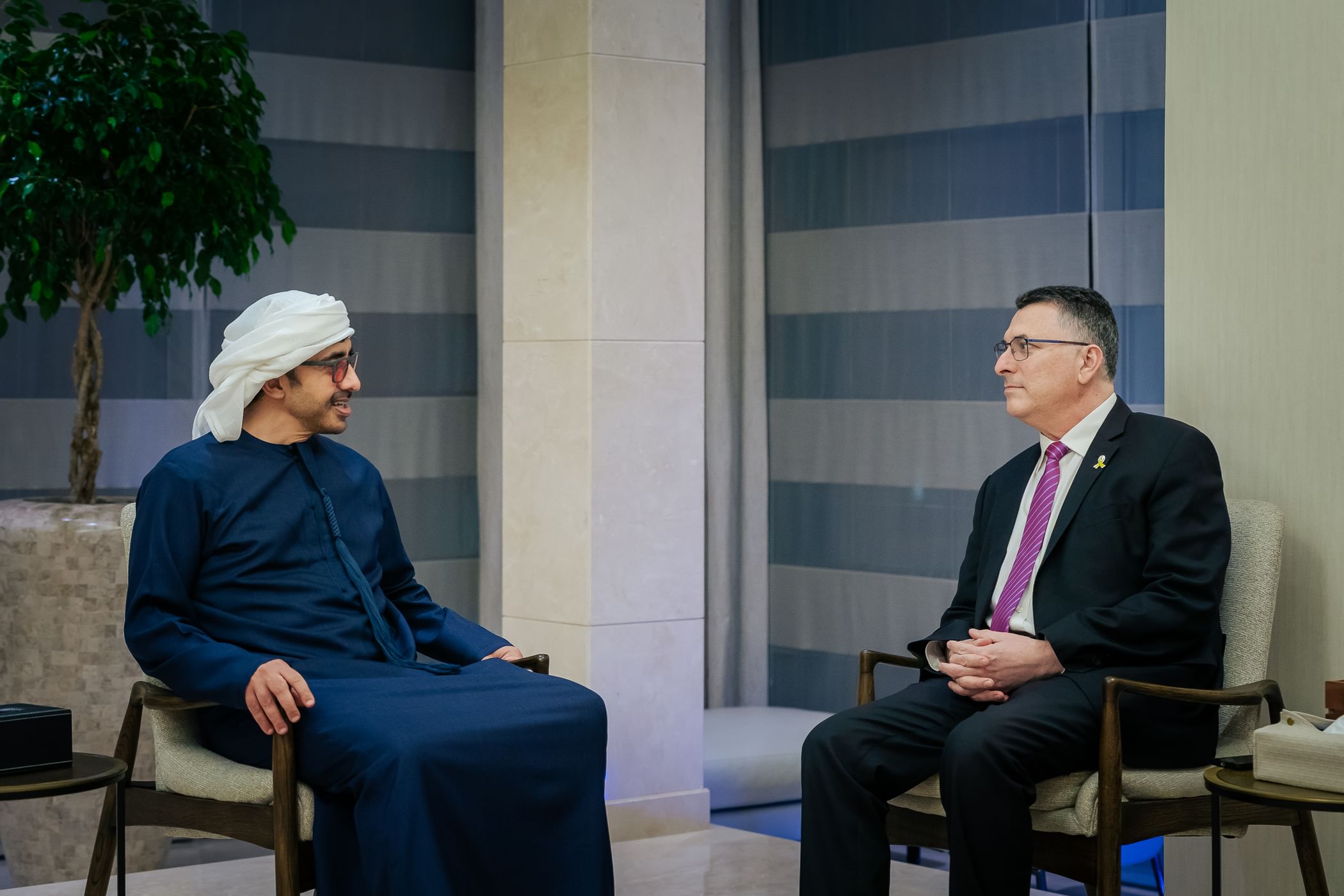 عبدالله بن زايد يؤكد دعم الإمارات للجهود الدبلوماسية وحماية المدنيين في غزة