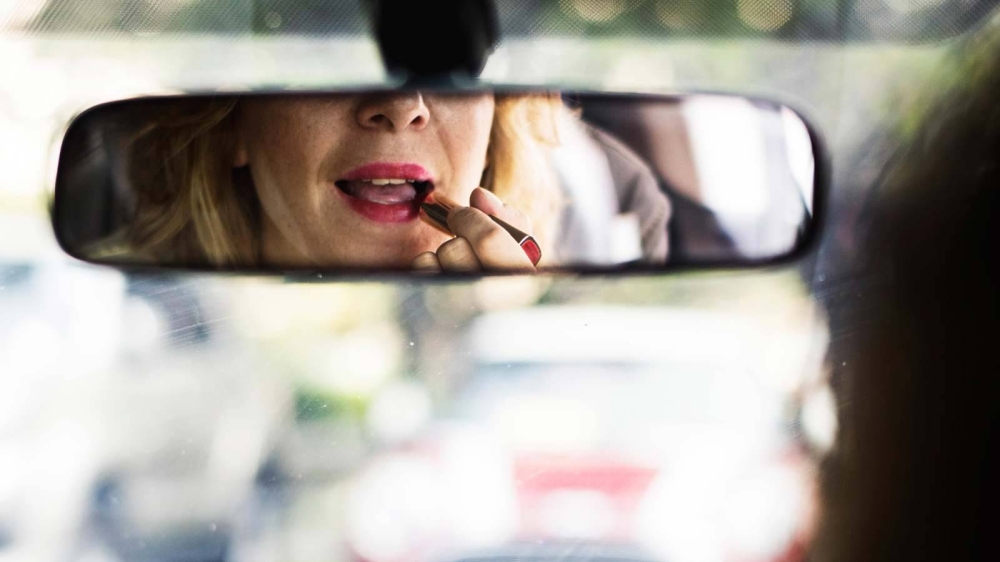 عقوبات مغلظة لوضع مساحيق التجميل أثناء القيادة.. الكويت يطبق قانون المرور الجديد