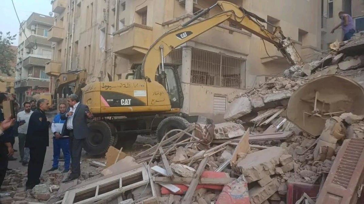 سيدة تستغيث من تحت الأنقاض.. السلطات تواصل انتشال ضحايا عقار أسيوط