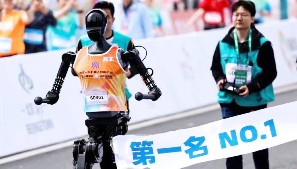 سباق هجين بين البشر والروبوتات في الصين