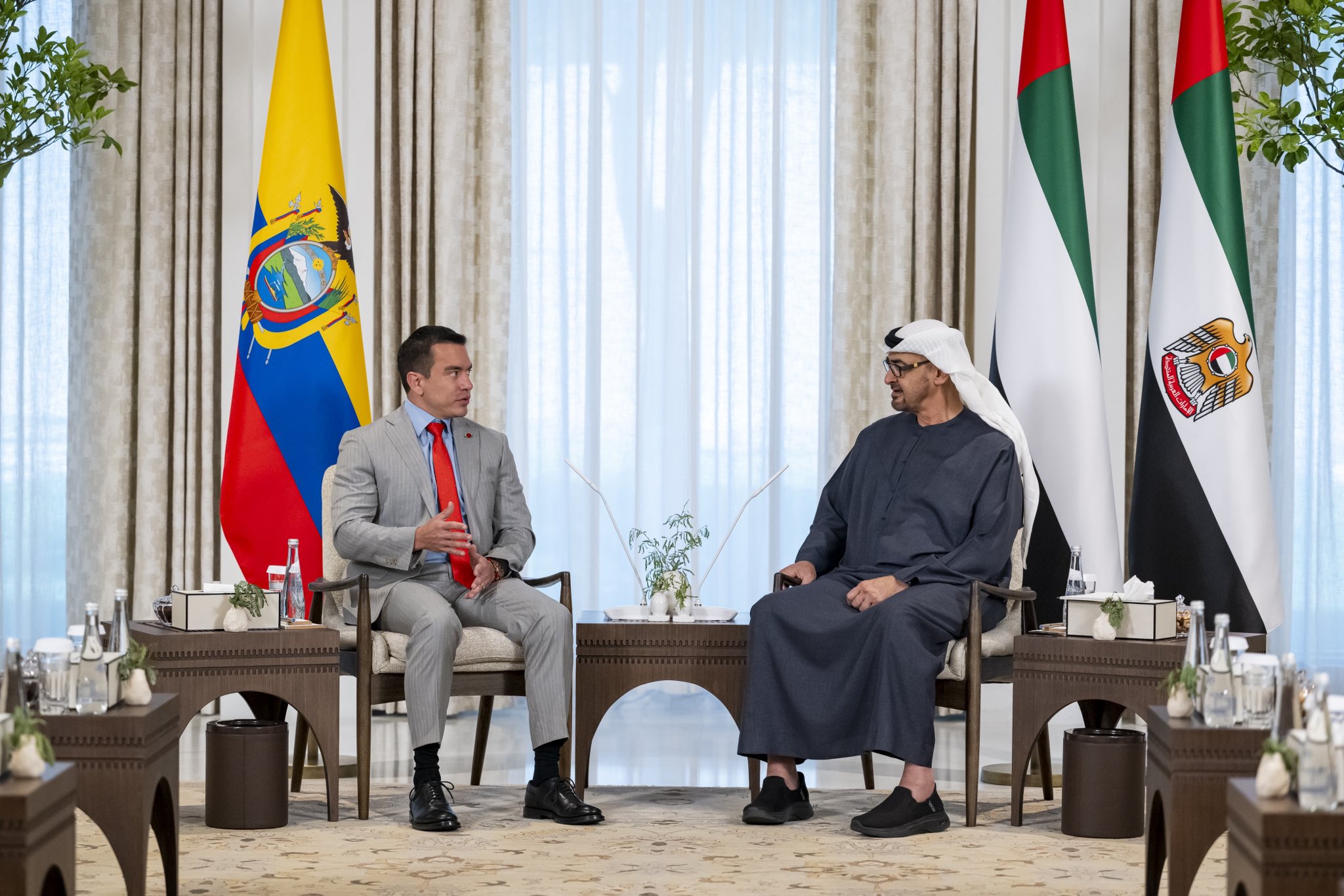 محمد بن زايد ورئيس الإكوادور يبحثان سبل تعزيز العلاقات الثنائية