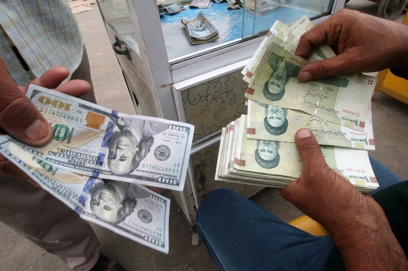 تراجع قيمة العملة الإيرانية إلى أدنى مستوياتها .. الدولار يتجاوز