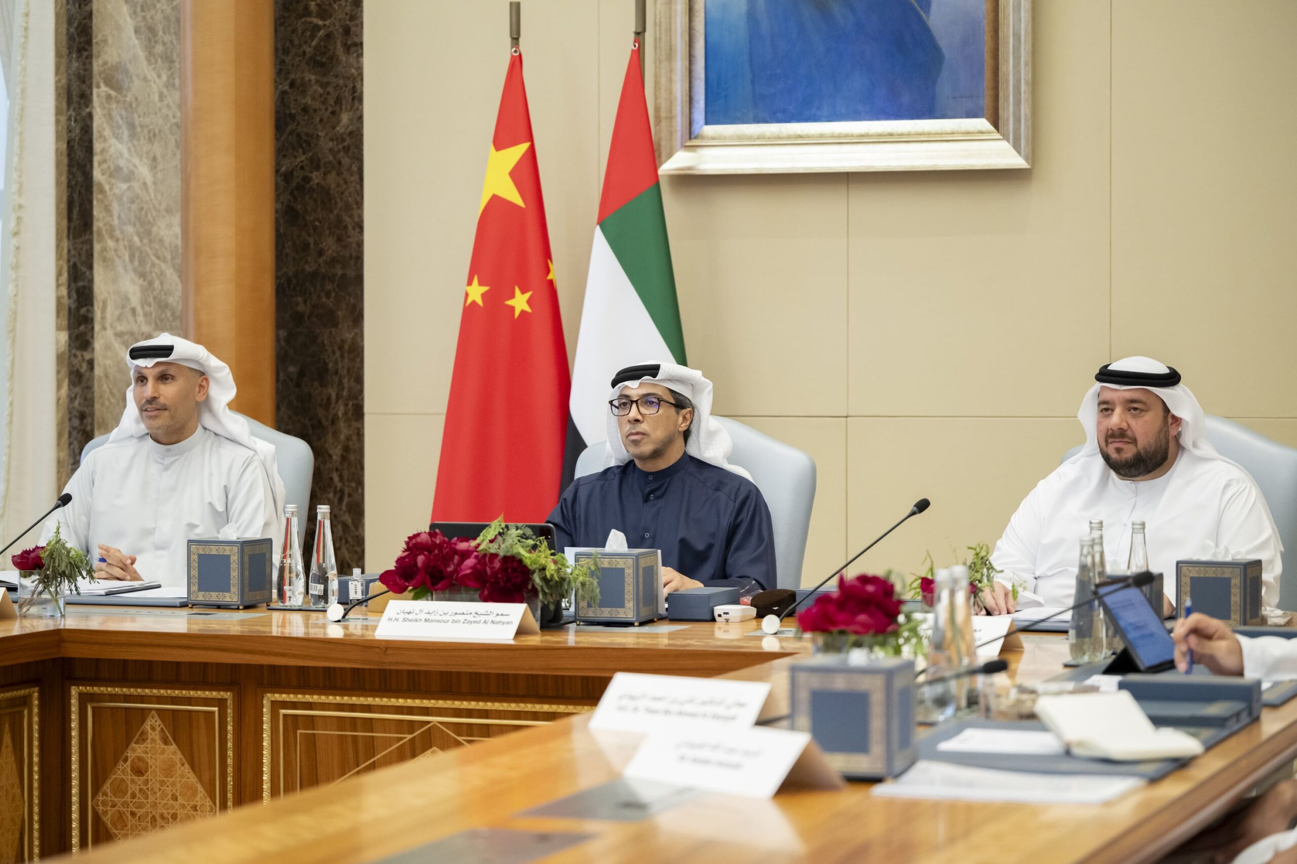 منصور بن زايد يشهد اجتماع  لجنة التعاون الاستثماري بين الإمارات والصين