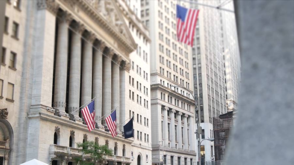 وول ستريت تحافظ على مكاسبها قبيل خطة ترامب للرسوم الجمركية