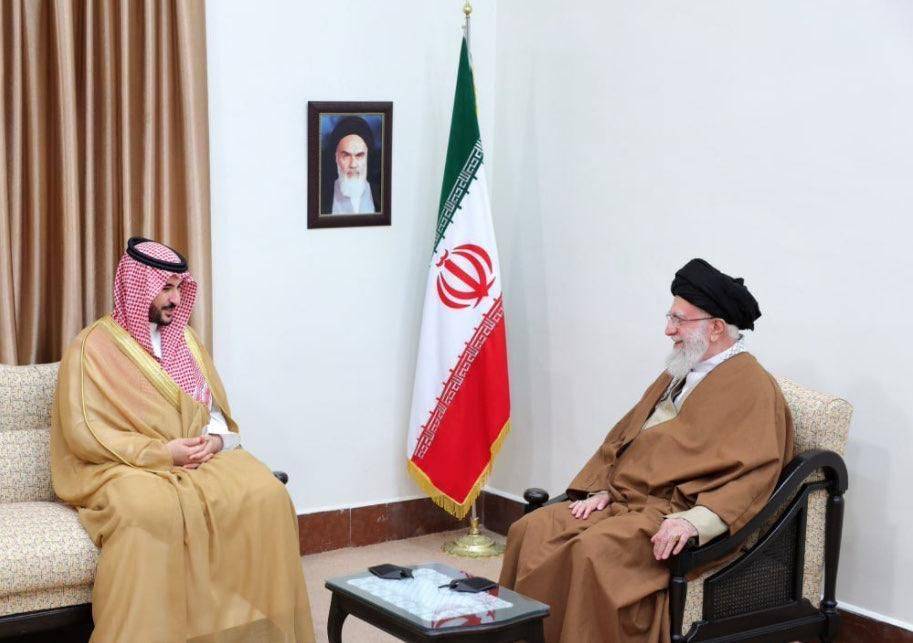 وزير الدفاع السعودي يلتقي المرشد الإيراني ويستعرض العلاقات بين البلدين