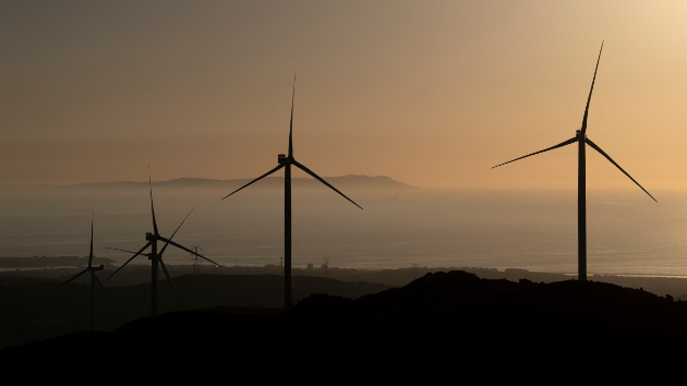 بدء إنتاج الكهرباء بمحطة رياح بالبحر الأحمر بقدرة 500 ميغاوات في مصر