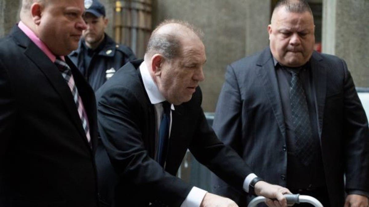 واينستين يطلب النوم في المستشفى خلال محاكمته.. يعاني سرطان الدم