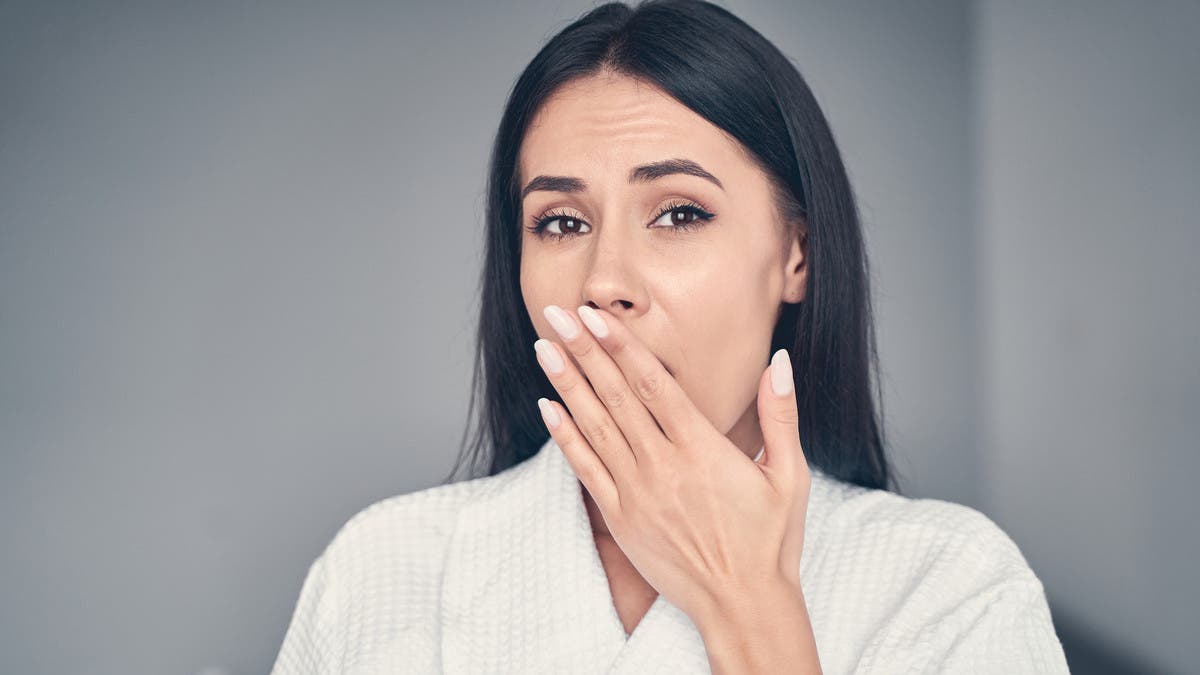 4 ميكروبات في الفم ترتبط بالصداع النصفي وأوجاع الجسم لدى النساء
