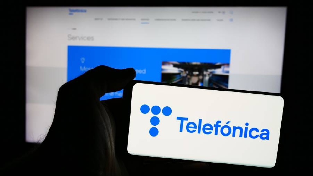 اشترتها بملياري دولار وباعتها بمليون.. تفاصيل أغرب صفقة لتليفونيكا الإسبانية