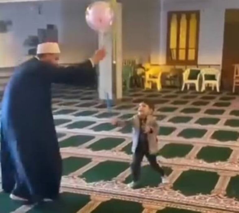 %d8%a5%d9%85%d8%a7%d9%85 %d9%8a%d9%84%d9%87%d9%88 %d9%85%d8%b9 %d8%a3%d8%b7%d9%81%d8%a7%d9%84 %d8%af%d8%a7%d8%ae%d9%84 %d9%85%d8%b3%d8%ac%d8%af %d9%81%d9%8a%d8%af%d9%8a%d9%88 %d9%8a%d8%ab%d9%8a