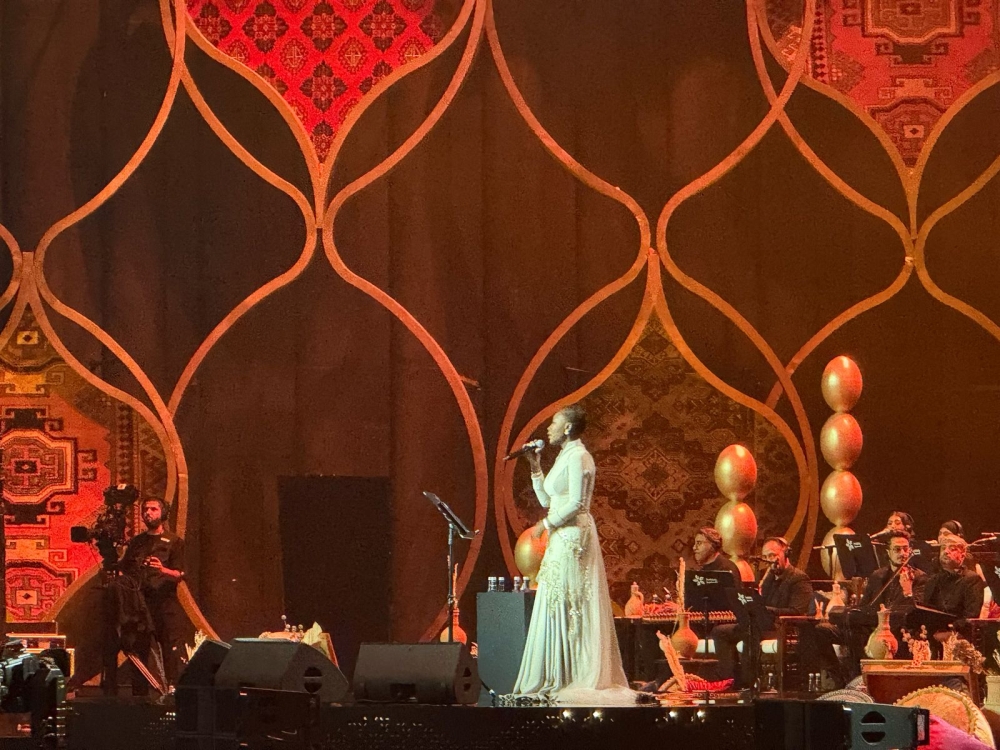 إحدى مفاجآت الموسم.. خديجة معاذ تبهر جمهور جدة بأداء طربي مميز