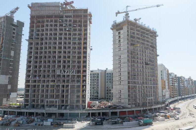 عزيزي للتطوير العقاري تُعلن عن إنجاز 58% من مشروع “ريفييرا بيتش فرونت I”
