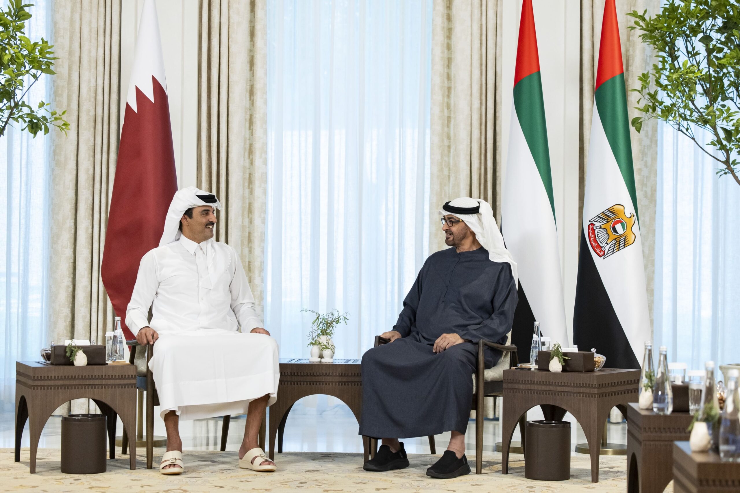 رئيس الدولة وأمير قطر يبحثان في أبوظبي العلاقات الأخوية وعدداً من القضايا والتطورات الإقليمية والدولية