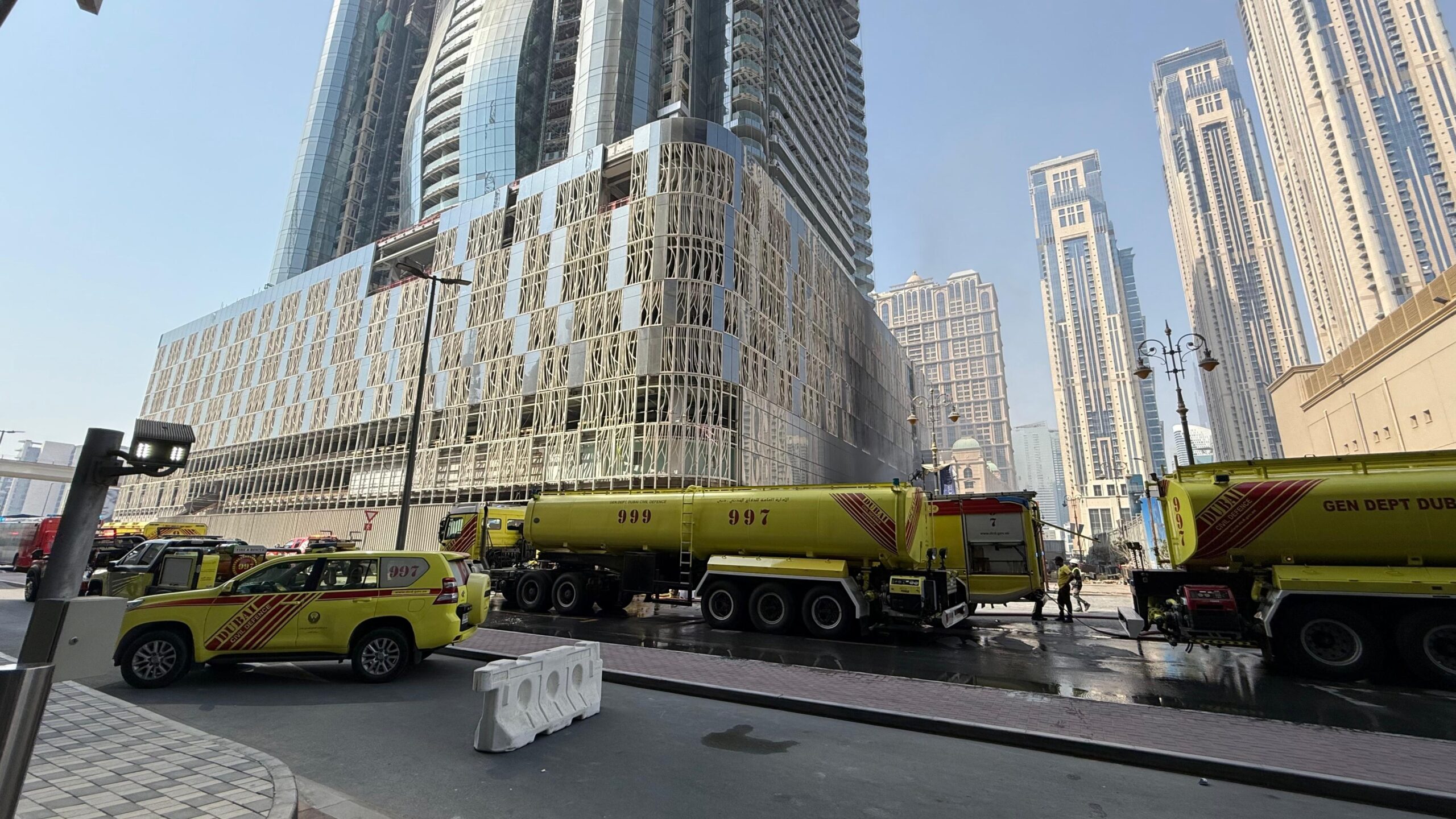 دفاع مدني دبي يسيطر على حريق بمبنى قيد الإنشاء بمنطقة الحبتور سيتي