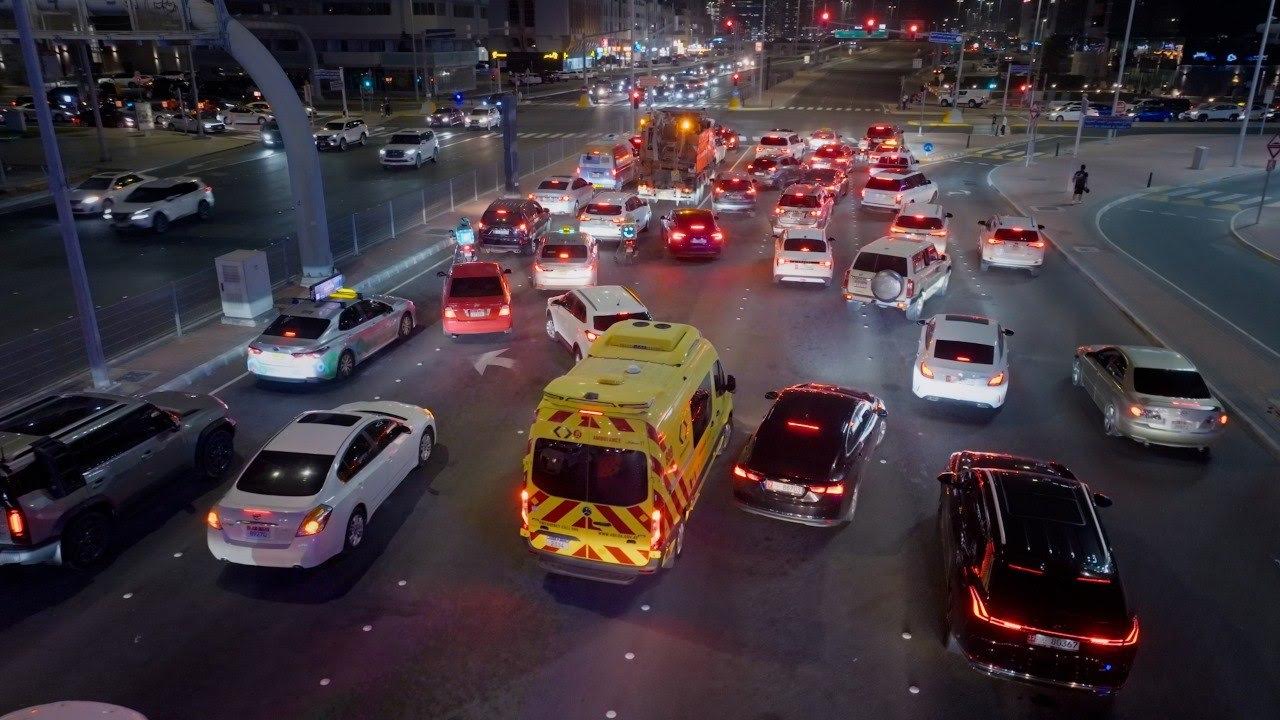 كيف تخلي الطريق لمركبات “الطوارئ” في الازدحام وداخل الدوارات؟
