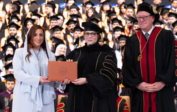 الجامعة الأمريكية في الشارقة..حفل تخريج دفعة 2025 ودكتوراه فخرية للبروفيسورة مناهل ثابت