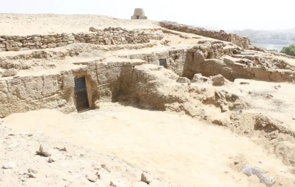 الكشف عن ثلاثة مقابر جديدة بمقبرة قبة الهوا بأسوان جنوب مصر
