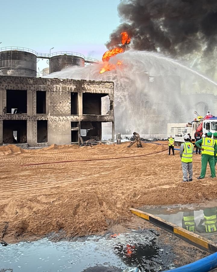 “طوارىء وأزمات الشارقة”: السيطرة الكاملة على حريق ميناء الحمرية