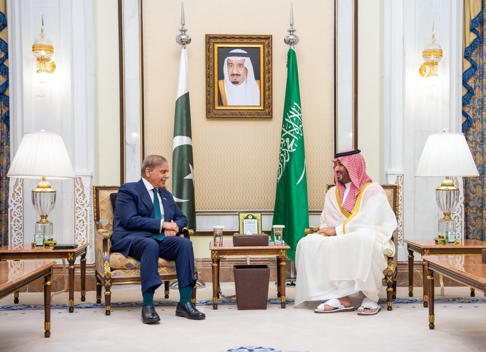 ولي العهد يستعرض آفاق التعاون الثنائي مع رئيس الوزراء الباكستاني