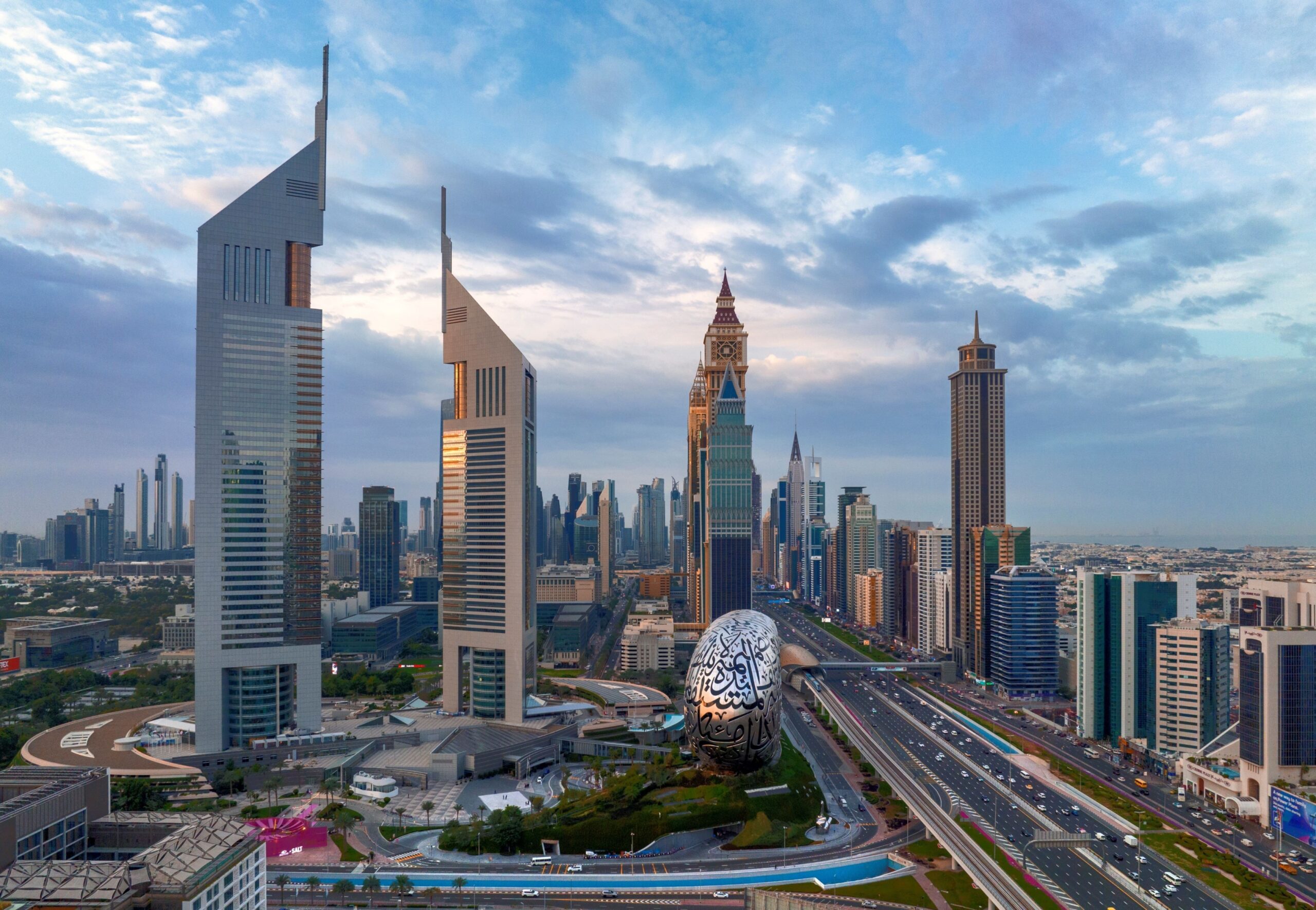 طقس الإمارات غدا.. غائم جزئيا مع فرصة أمطار وارتفاع تدريجي في الحرارة