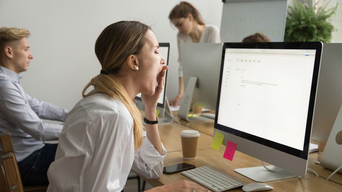 علاقة وثيقة بين النوم والعمل.. عالمة تشرح أهميتها