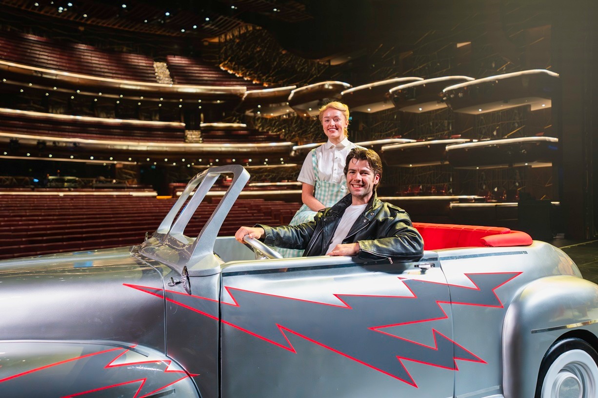 Grease the musical تبهر جماهير أوبرا دبي في أول ظهور لها على الإطلاق في المنطقة