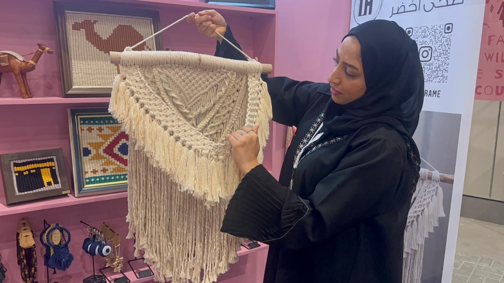 بأناملها فقط.. حرفية تبتكر لغة فنية جديدة لرسم التراث بخيوط المكروميات