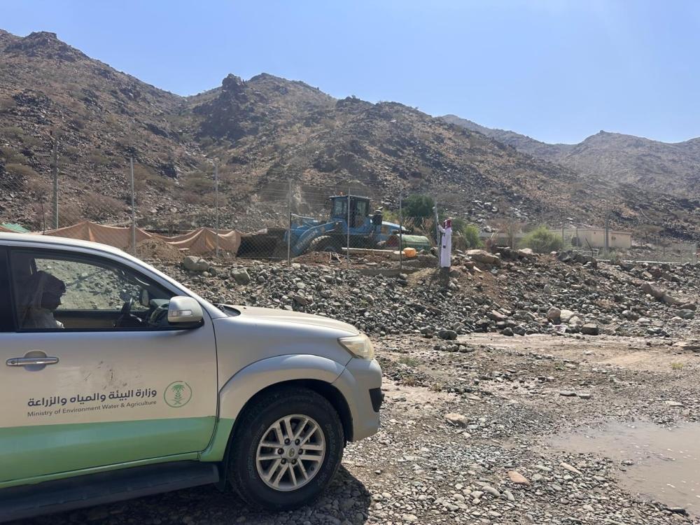 صور| طمر بئر مكشوفة بالليث.. ودعوة للإبلاغ الفوري عن الآبار الخطرة