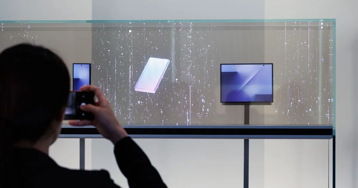 سامسونج تكشف عن أول هواتفها ثلاثي الطي في قمة أبيك