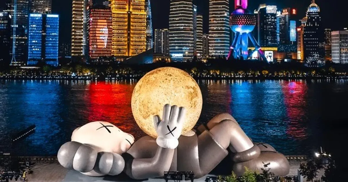 “بوصلة الضوء” بين أبوظبي والعين.. منحوتات من نور لفنانين عالميين