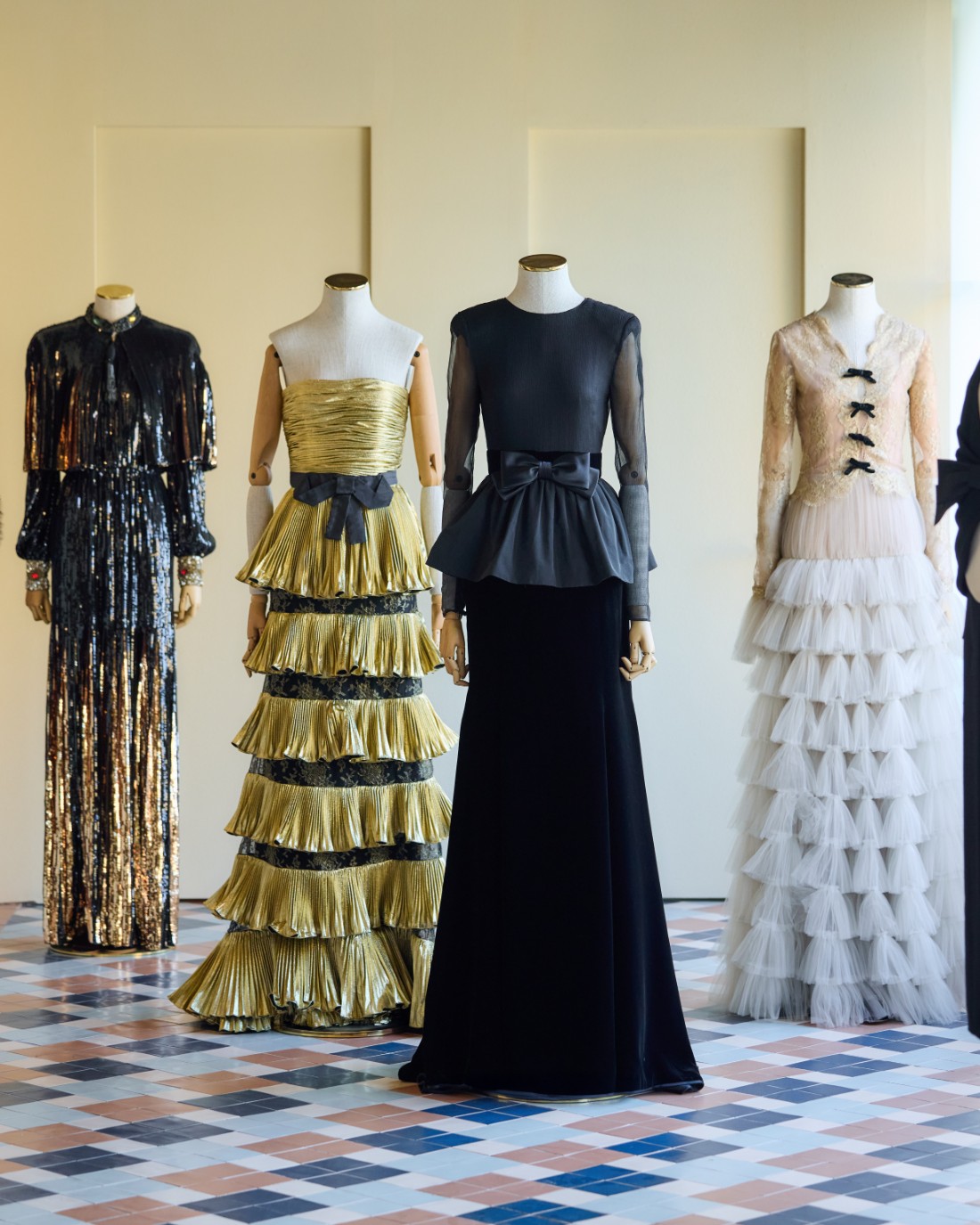 دار فالنتينو تحتفي بإطلاق تشكيلتها الحصرية لأزياء خريف وشتاء 2025 2026 في "بيت اللّوال" بالشارقة