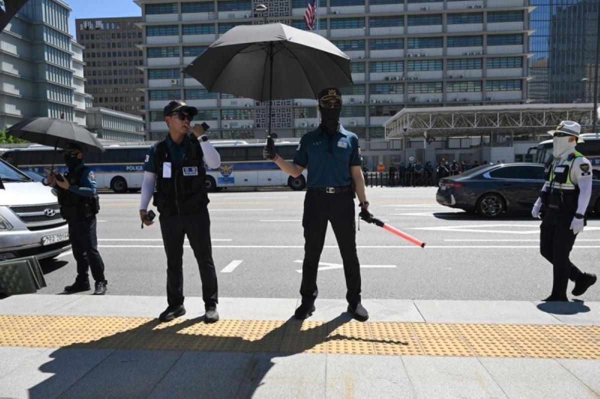 كورية تحرق منزلها أثناء قتل صرصور!