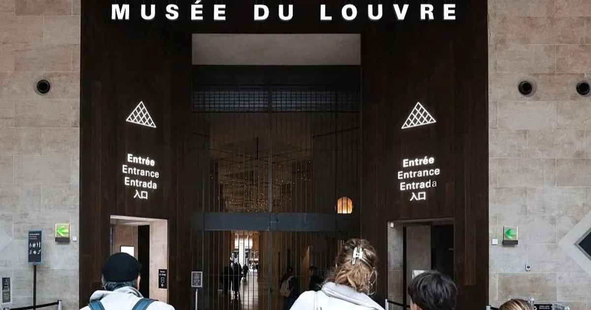 اتهامات سياسية بالإهمال بعد سرقة متحف اللوفر
